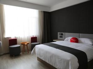 Thank Inn Plus Hotel Shandong Qufu Kongfu tesisinde bir odada yatak veya yataklar