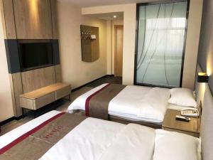 Ліжко або ліжка в номері Thank Inn Plus Hotel Hebei Shijiazhuang Zhengding New District International Small Commodity City