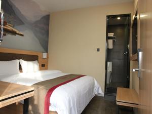 מיטה או מיטות בחדר ב-Thank Inn Plus Hotel Henan Zhengzhou Jinshui District Wenhua Road Chenzhai