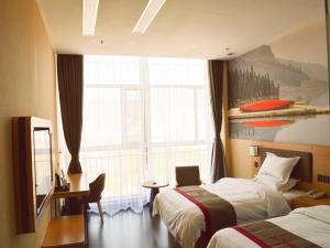 Postel nebo postele na pokoji v ubytování Thank Inn Plus Hotel Hebei Chengde City Chengde County Nanhuan Road