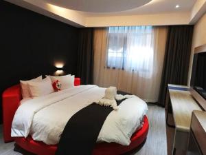 1 dormitorio con 1 cama grande y edredón rojo y blanco en Up And In Fujian Fuzhou Minhou County Shangjie Town Fuzhou University City, en Fuzhou