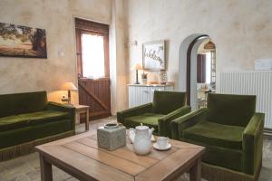 - un salon avec des chaises vertes et une table dans l'établissement Villa Ntona, à Makrinitsa