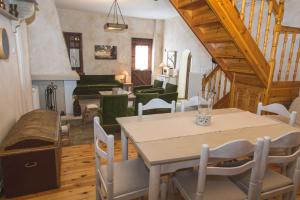 - une salle à manger avec une table et des chaises dans l'établissement Villa Ntona, à Makrinitsa