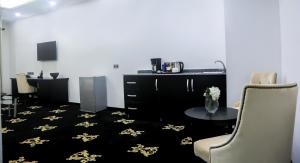 Televiisor ja/või meelelahutuskeskus majutusasutuses BON Hotel Ikeja Residence