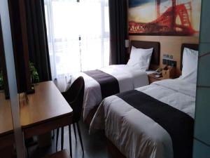 Postel nebo postele na pokoji v ubytování Thank Inn Plus Hotel Henan Kaifeng Tongxu county Renmin Road