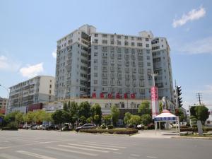 a large building in front of a parking lot at Up And In Hubei Suizhou Zengdu Qinghe Road Shengshihuating in Suizhou