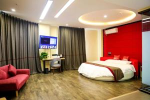 Ningyang的住宿－尚客优精选山东泰安宁阳县七贤路八仙桥店，一间卧室设有一张大床和红色的墙壁