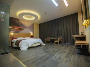 Habitación de hotel con cama y escritorio en Thank Inn Plus Hotel Hebei Handan Congtai District Lianfang West Road en Handan