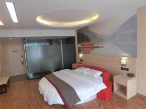 Krevet ili kreveti u jedinici u okviru objekta Thank Inn Plus Hotel Guangxi Liuzhou Donghuan Road Hualinjundi