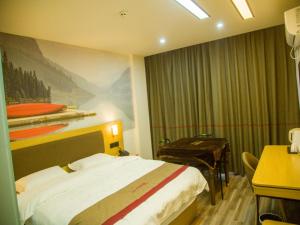 Habitación de hotel con cama y escritorio en Thank Inn Plus Hotel Jiangxi Nanchang Gaoxin Development Zone 2nd Huoju Road, en Nanchang