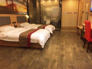 - 2 lits dans une chambre d'hôtel dotée de parquet dans l'établissement Thank Inn Plus Hotel Jiangsu Huaian Qingpu District Evergrande, à Huai'an