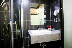 Ningyang的住宿－尚客优精选山东泰安宁阳县七贤路八仙桥店，一间带水槽和镜子的浴室