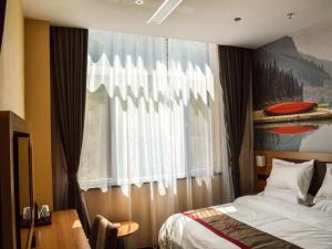 Postel nebo postele na pokoji v ubytování Thank Inn Plus Hotel Hebei Chengde City Chengde County Nanhuan Road