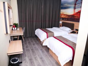 una habitación de hotel con 2 camas y un puente en Thank Inn Plus Hotel Hebei Cangzhou Botou Development Zone Sanjing Road, en Cangzhou