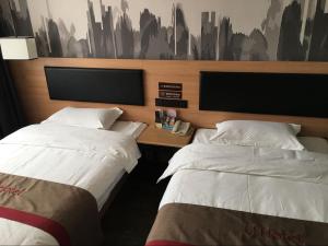 Postel nebo postele na pokoji v ubytování Thank Inn Plus Hotel Hebei Xingtai Nangong Duanlutou Town