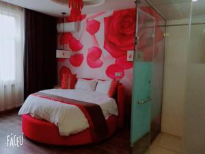 a bedroom with a bed with red roses on the wall at Thank Inn Plus Hotel Hebei Baoding Lixian County Liwu Street in Baoding