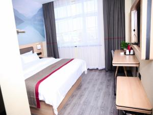 Habitación de hotel con cama grande y ventana en Thank Inn Plus Hotel Hebei Cangzhou Botou Development Zone Sanjing Road, en Cangzhou