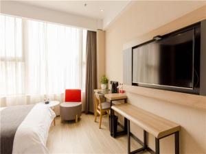 En TV eller et underholdningssystem på Thank Inn Plus Hotel Hebei Shijiazhuang High-tech Zone Torch Plaza