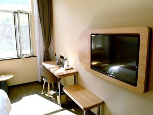 Televízia a/alebo spoločenská miestnosť v ubytovaní Thank Inn Plus Hotel Hebei Chengde City Chengde County Nanhuan Road