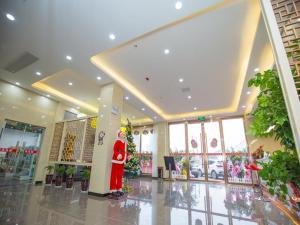 un centro comercial con una cláusula Santa en medio de un vestíbulo en Thank Inn Plus Hotel Hubei Jingzhou City Jingzhou District Railway Station, en Jingzhou