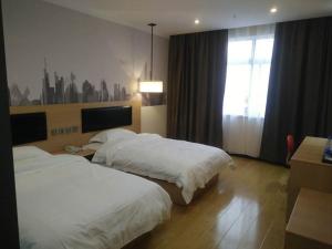 מיטה או מיטות בחדר ב-Thank Inn Plus Hotel Hubei Jingmen Zhongxiang Chengtian East Road
