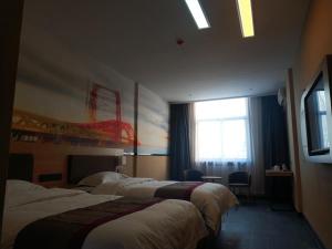 um quarto de hotel com duas camas e uma janela em Thank Inn Plus Hotel Shandong Rizhao Ju County Chengyang South RoadHospital of Chinese Traditional Medicine em Rizhao