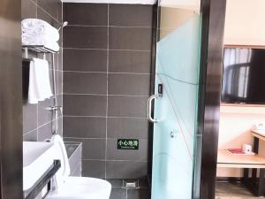 y baño con ducha, aseo y lavamanos. en Thank Inn Plus Hotel Shandong Weihai Rongcheng City Chengshan Avenue Rt-mart, en Weihai