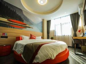 a bedroom with a large bed and a desk at Thank Inn Plus Hotel Anhui Tongling Tongguan District Xihuchuncheng in Tongling