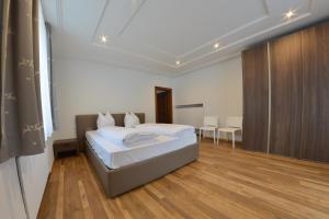 En eller flere senge i et værelse på Apartments Mupan