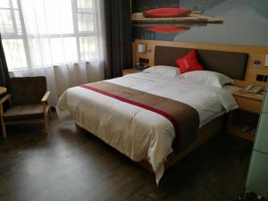 Giường trong phòng chung tại Thank Inn Plus Hotel Guangdong Zhaoqing Gaoyao City Yaonan 2nd Road