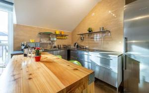 Kuchyň nebo kuchyňský kout v ubytování Apartament przy Deptaku