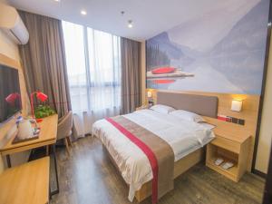 Yüan-hsien-ch'engにあるThank Inn Plus Hotel Anhui Tongling Tongguan District Darunfaのベッドと大きな窓が備わるホテルルームです。