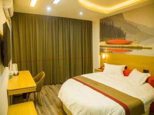 um quarto de hotel com uma cama grande e uma secretária em Thank Inn Plus Hotel Jiangxi Nanchang Gaoxin Development Zone 2nd Huoju Road em Nanchang
