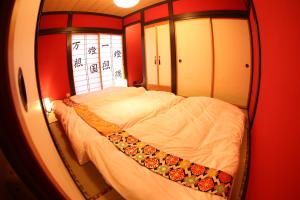 um quarto com uma cama grande num espelho em Pop Culture House em Takayama