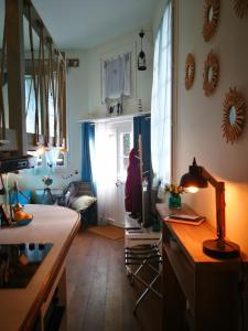 een keuken met een tafel en een bureau in een kamer bij Study du pêcheur in Trouville-sur-Mer