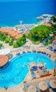 uma vista aérea de uma piscina num resort em Bougainville Bay Hotel em Sarandë