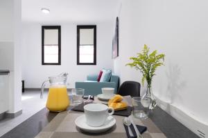 A seating area at APARTAMENTOS BLUE EYES