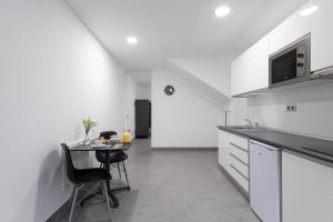 A kitchen or kitchenette at APARTAMENTOS BLUE EYES