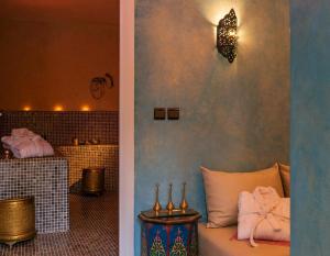 een kamer met een bed en een tafel met handdoeken bij Aftas Trip in Mirleft