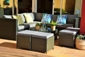 Posezení v ubytování Villa Sitges Maria Sunny Oriented SW AC Confortable High Quality 5 star guest coments
