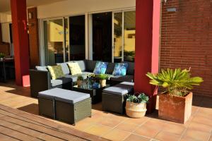 Posezení v ubytování Villa Sitges Maria Sunny Oriented SW AC Confortable High Quality 5 star guest coments