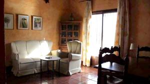A seating area at Cosy house in Estepa with mountain view