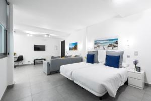 A television and/or entertainment centre at APARTAMENTOS BLUE EYES