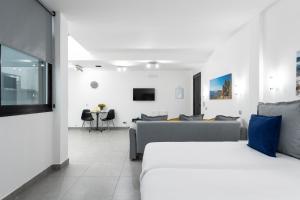 A bed or beds in a room at APARTAMENTOS BLUE EYES