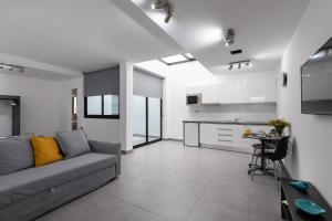 A kitchen or kitchenette at APARTAMENTOS BLUE EYES