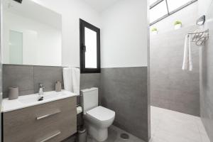 A bathroom at APARTAMENTOS BLUE EYES
