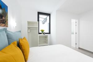 A bed or beds in a room at APARTAMENTOS BLUE EYES