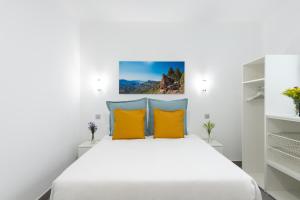 A bed or beds in a room at APARTAMENTOS BLUE EYES
