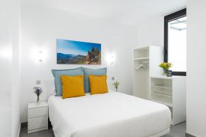 A bed or beds in a room at APARTAMENTOS BLUE EYES