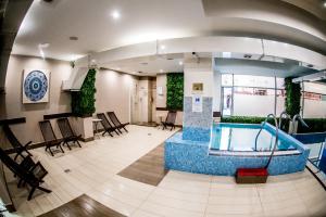 Bazén v ubytování Hotel Nevis Wellness & SPA nebo v jeho okolí